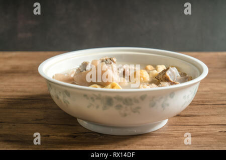 Trotter Suppe mit Holz- Hintergrund Stockfoto