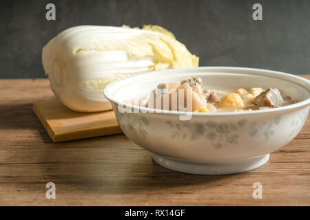 Trotter Suppe mit Holz- Hintergrund Stockfoto