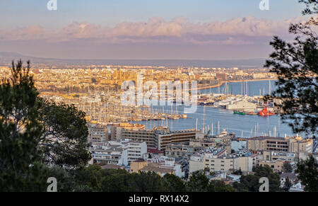 Luftaufnahme über Palma de Mallorca und die Kathedrale "La Seu" bei Sonnenuntergang Stockfoto