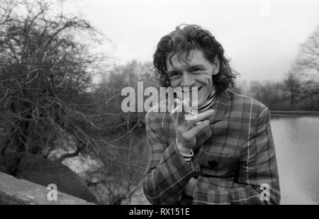 Marco Pierre White, Koch, im Wandsworth Common gegenüber dem Restaurant Harveys, wo er sich seinen Namen machte und zwei Michelins-Sterne gewann, London, England, Großbritannien 1987 Stockfoto