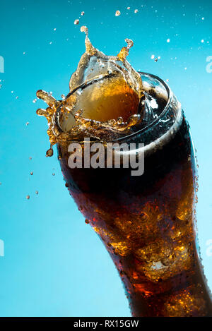 Nahaufnahme eines Splash auf eine Cola trinken Stockfoto