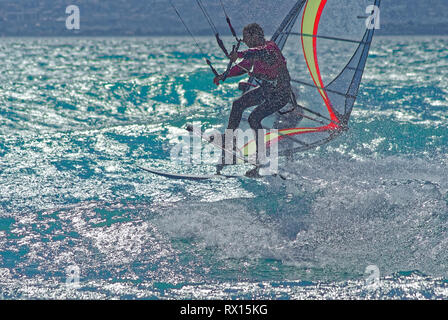 Kiteboarder vs Windsurfer in Mittelmeer während einer windigen Tag Stockfoto