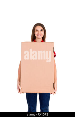 Freundliche junge Delivey Mädchen bringt ein großes Paket für einen Kunden auf weißem Hintergrund. Stockfoto