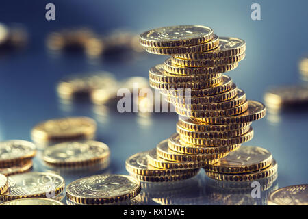 Euro Münzen auf einander in verschiedenen Positionen gestapelt. Stockfoto