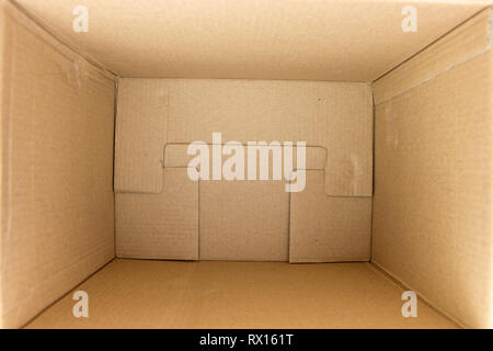 In einem leeren Platz Karton Stockfoto