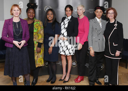 (Nach rechts) Journalistin Anne McElvoy, camfed Regional Director's Simbabwe Angeline Murimirwa links, mitkämpfer Chrisann Jarrett, der Herzogin von Sussex, Sängerin Annie Lennox, Modell Adwoa Aboah und ehemaliger Australischer Premierminister Julia Gillard, bevor eine Podiumsdiskussion, die von der Königin Commonwealth Trust einberufen der Internationale Tag der Frau am King's College in London zu markieren. Stockfoto