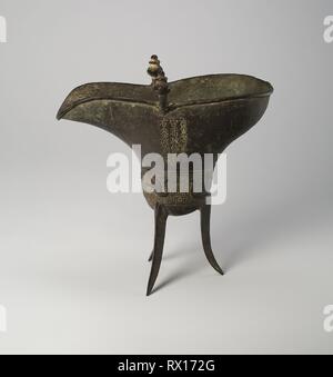 Becher (jue). China. Datum: 1464. Abmessungen: 20,5 × 19,1 × 8,4 cm (x 7 1/2 x 3 5/16 8 1/16 in.). Bronze. Herkunft: China. Museum: Das Chicago Art Institute. Stockfoto