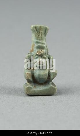 Amulett des Gottes Bes. Ägyptische. Datum: 1069 v. Chr.-664 v. Chr.. Abmessungen: 2,5 × 1 × 1 cm (15/16 x 3/8 x 3/8 in.). Fayence. Herkunft: Ägypten. Museum: Das Chicago Art Institute. Thema: Alte ägyptische. Stockfoto