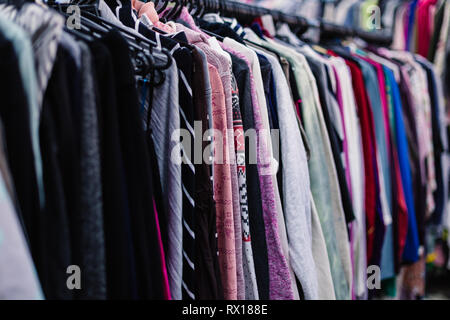 Kleider auf Kleiderbügeln im Shop. Close Up. Stockfoto