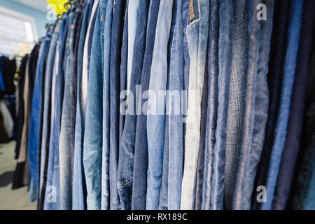 Kleider auf Kleiderbügeln im Shop. Close Up. Stockfoto