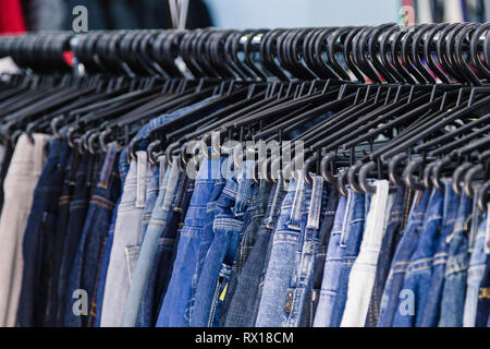 Kleider auf Kleiderbügeln im Shop. Close Up. Stockfoto