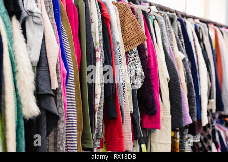 Kleider auf Kleiderbügeln im Shop. Close Up. Stockfoto