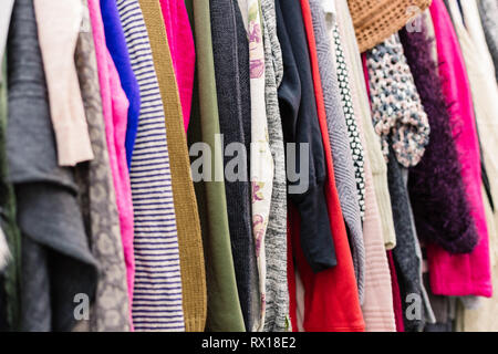 Kleider auf Kleiderbügeln im Shop. Close Up. Stockfoto