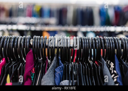 Kleider auf Kleiderbügeln im Shop. Close Up. Stockfoto