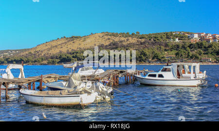 Motor Boote bis auf einen alten klapprigen Holzsteg in der Nähe von Trogir, Dalmatien, Kroatien Stockfoto