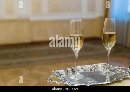 Zwei Gläser Champagner auf ein Fach. Stockfoto