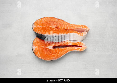 Zwei roher Lachs Fisch Steaks auf Naturstein Hintergrund. Ansicht von oben. Stockfoto