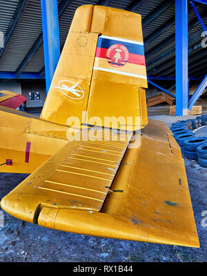 Ddr-Flagge auf einem landwirtschaftlichen Flugzeug in Gelb. Stockfoto