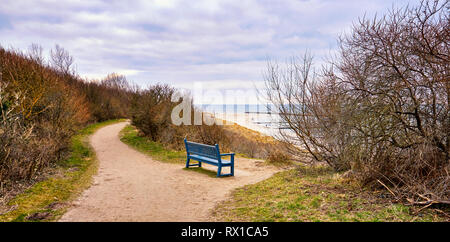 Blau Bank auf der Klippe in Ahrenshoop an der Ostsee. Mecklenburg-Vorpommern, Deutschland Stockfoto