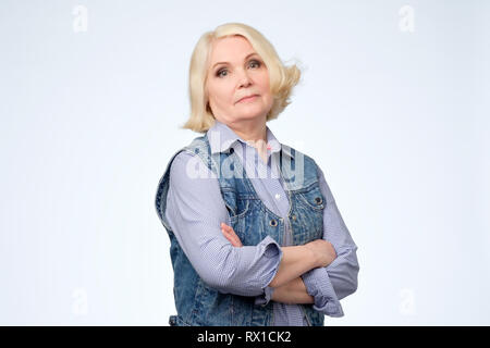 Ältere blonde Frau mit arrogant Emotionen. Europäische Großmutter ihre Kinder Geschichten nicht glauben Stockfoto
