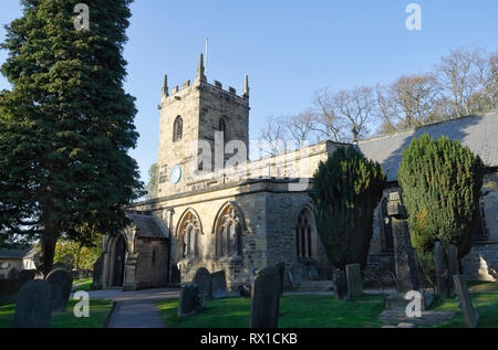 St Lawrences Church, Eyam Derbyshire England UK, ländliches Dorf Peak District National Park, Englische Dorfkirche Grad II* denkmalgeschütztes Gebäude Stockfoto