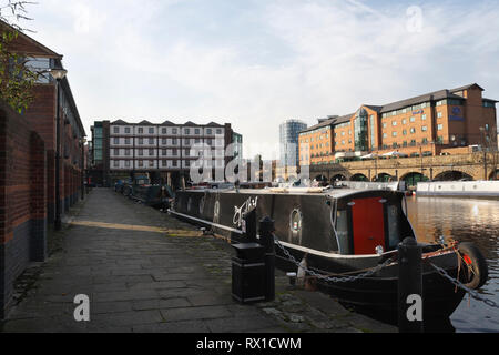 Das Best Western Plus Hotel, ehemals Hilton Hotel in Sheffield England, Großbritannien, mit Victoria Quays Kanalbecken und schmalen Booten im Vordergrund. Stockfoto