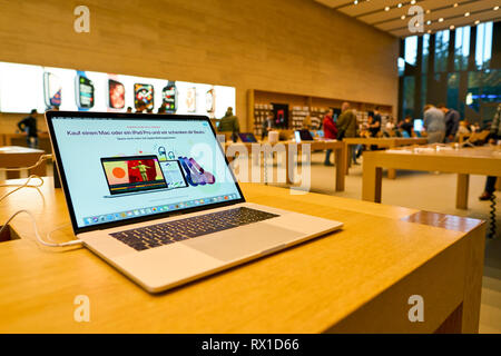 Düsseldorf, Deutschland - ca. September 2018: MacBook Pro im Apple Store in Düsseldorf. Stockfoto