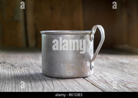 Vintage rustikalen leeren Becher auf hölzernen Küchentisch. Stockfoto