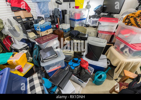 Vorratskäufer Zimmer mit Storage Boxen verpackt, alte Elektronik, Dateien, Geschäftsausstattung und Haushaltswaren. Stockfoto