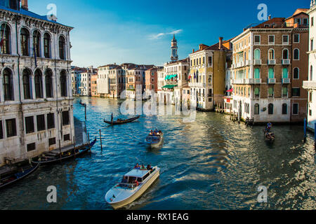 Venedig / Italien - 5 Juni, 2012: Der Blick auf den Canal Grande mit Gondolieri und touristischen Boote von der Rialtobrücke entfernt. Stockfoto