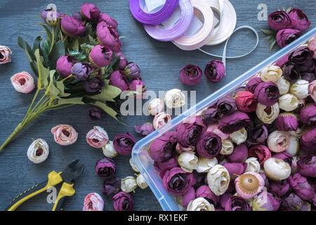 Einen künstlichen Blumenstrauß für Hochzeit Dekoration und Inneneinrichtung. Werkzeuge und Zubehör für die Erstellung auf Tabelle, Ansicht von oben, flach. Stockfoto