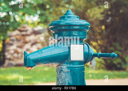 Ein mit Trinkwasser im Freien tippen. Die öffentliche Wasserversorgung. Stockfoto