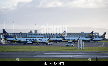 Prestwick, Großbritannien. Vom 7. März 2019. Ryanair Flugzeuge bei Prestwick an einem Frühlingsabend. Ryanair ist eine irische Low-Cost-Airline gegründet 1984, headquartere Stockfoto
