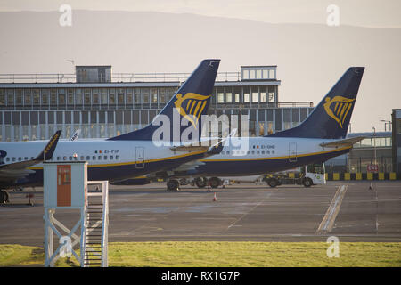 Prestwick, Großbritannien. Vom 7. März 2019. Ryanair Flugzeuge bei Prestwick an einem Frühlingsabend. Ryanair ist eine irische Low-Cost-Airline gegründet 1984, headquartere Stockfoto