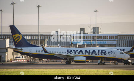 Prestwick, Großbritannien. Vom 7. März 2019. Ryanair Flugzeuge bei Prestwick an einem Frühlingsabend. Ryanair ist eine irische Low-Cost-Airline gegründet 1984, headquartere Stockfoto