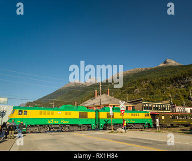 September 15, 2018 - Skagway, AK: WhitePass Railway Zug am Broadway Street gestoppt Kreuzung, mit Touristen warten. Stockfoto