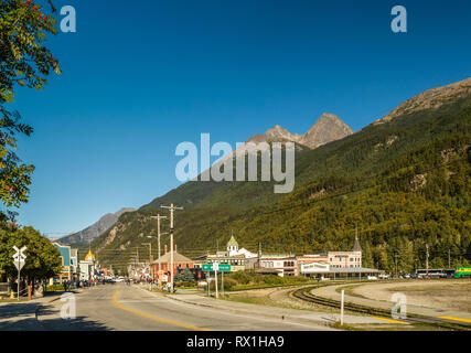 September 15, 2018 - Skagway, AK: Nordost Blick auf die Stadt vom Süden Ende Braodway Straße an einem klaren sonnigen Tag. Stockfoto