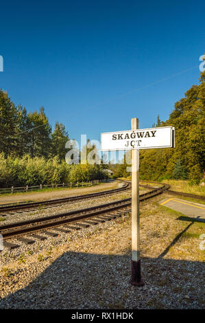 September 15, 2018 - Skagway, AK: Skagway Junction Wegweiser entlang White Pass und Yukon Route rail line, neben dem Dewey Creek Wanderweg. Stockfoto