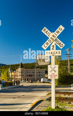 September 15, 2018 - Skagway, AK: Bahngleise überqueren und Warnung Beschilderung in der Nähe von Dewey Creek auf dem Kongress. Stockfoto