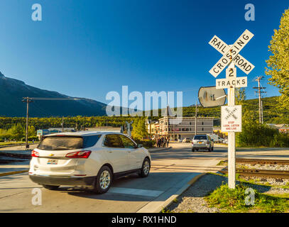 September 15, 2018 - Skagway, AK: Fahrzeuge, die Bahngleise in der Nähe von Dewey Creek auf dem Kongress, auf dem Weg in die Innenstadt. Stockfoto
