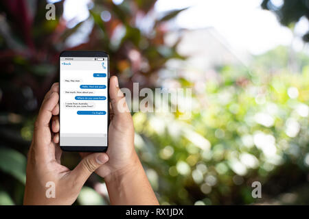 Mann, tippen Sie auf die Schaltfläche Instant Messaging-Anwendung auf dem Mobiltelefon Stockfoto