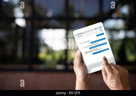 Mann, tippen Sie auf die Schaltfläche Instant Messaging-Anwendung auf dem Mobiltelefon Stockfoto