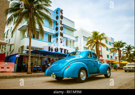 MIAMI - Januar 12, 2018: Ein vintage American Automobile Parks am Ocean Drive vor der Colony Hotel während der jährlichen Art déco-Wochenende Messe. Stockfoto