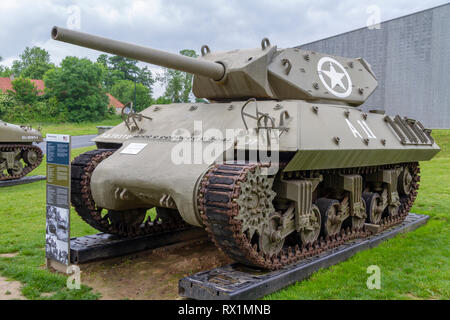 Die M10 Wolverine Tank Destroyer auf Anzeige außerhalb der Overlord Museum, Omaha LOTISSEMENT Centre, Colleville-sur-Mer, Frankreich. Stockfoto