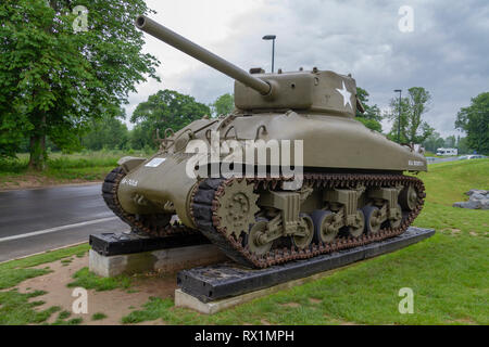 Sherman M4A1 Medium Tank vor dem Overlord Museum, Omaha LOTISSEMENT Centre, Colleville-sur-Mer, Frankreich. Stockfoto