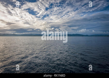 Komodo National Park liegt im Zentrum des indonesischen Archipels gelegen, zwischen den Inseln Sumbawa und Flores. Es ist Heimat von einzigartigen Komodo Drache. Stockfoto