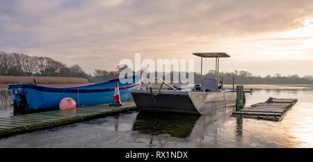 Zwei Boote sind auf hornsea nur auf einer sehr frostigen Morgen gebunden im Winter mit der bloßen gefroren über Stockfoto