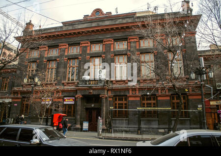 Eriwan, Armenien, Januar 02,2019: Die Fassade des Gebäudes, die Arno Babajanyan Konzert an abovyan Street, erbaut von schwarzen und roten Tuffstein in der ca Stockfoto