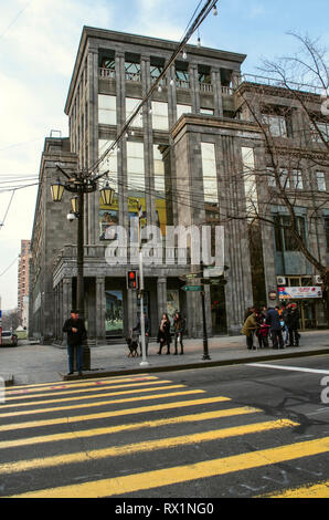 Eriwan, Armenien, Januar 02,2019: Das alte, renovierte Grau tuff Store Gebäude an der Kreuzung der Straße mit arami Abovyan street in Eriwan, die Ca Stockfoto