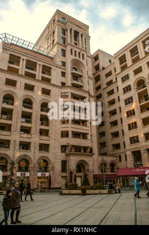 Eriwan, Armenien, Januar 02,2019: Ecke mehrstöckigen Haus auf Northern Avenue mit einem Gebiet zum Wandern, mit Fliesen und Bänke bedeckt, in die GAP Stockfoto